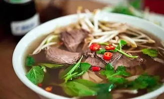 越南河粉是一种传统的越南美食，它的制作历史可以追溯到几个世纪前。这种美食在越南非常受欢迎，人们经常会在早餐或午餐时食用它。越南河粉的制作需要一定的技巧和经验，下面我们将介绍其传统制作方法。